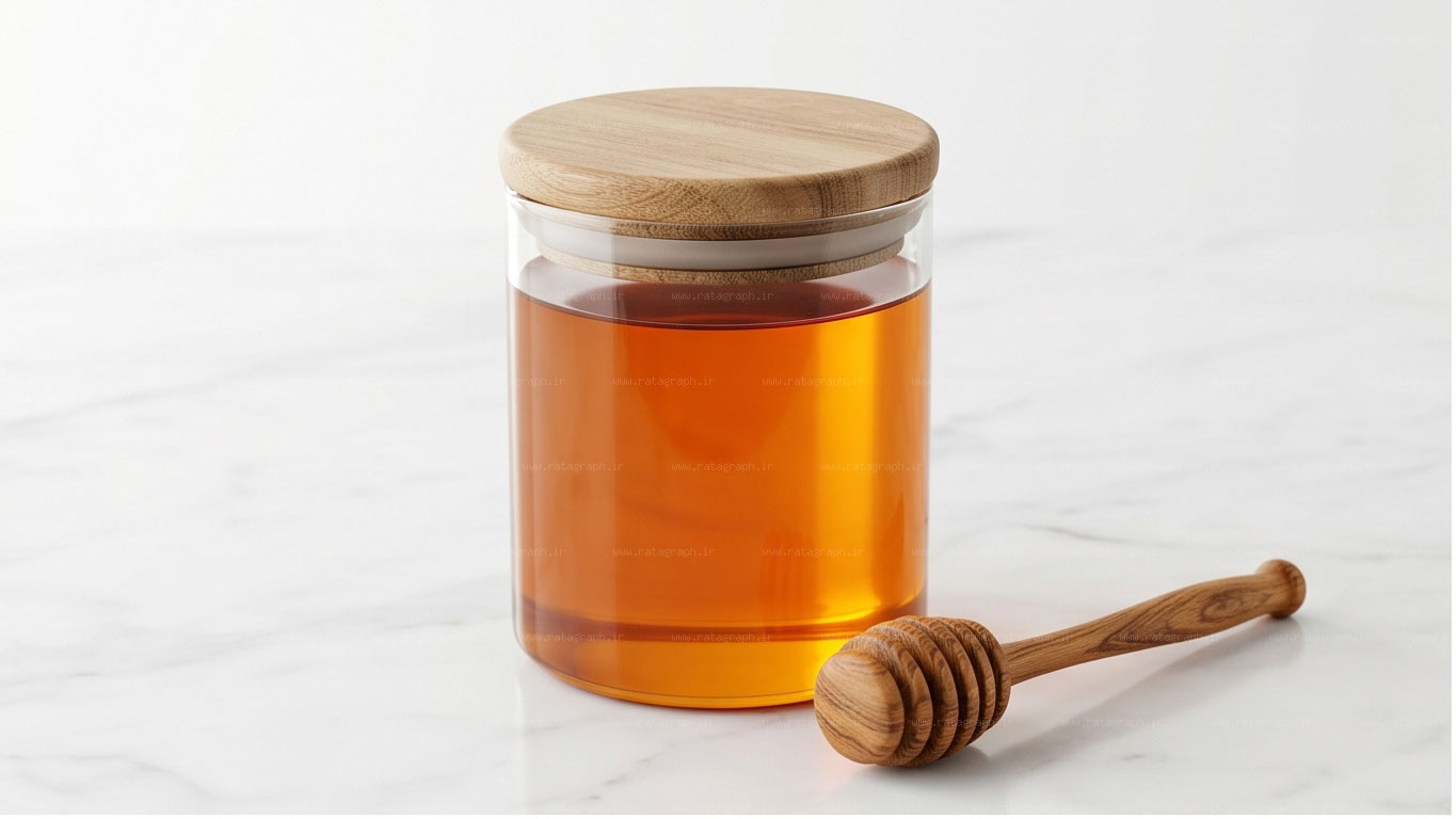 طراحی موکاپ شیشه عسل مینیمال استوانه‌ای با درب چوبی و قاشق عسل راتاگراف