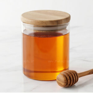 طراحی موکاپ شیشه عسل مینیمال استوانه‌ای با درب چوبی و قاشق عسل راتاگراف