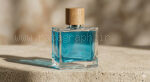 پرامپت موکاپ شیشه عطر مینیمال با درپوش چوبی و نور استودیویی - تصویر 2