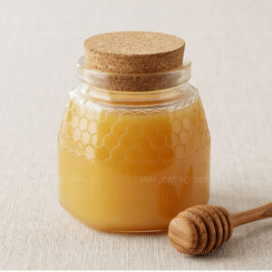 موکاپ شیشه عسل مینیمال روی سطح بتنی با درب فلزی طلایی مات و قاشق چوبی