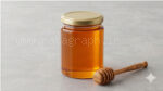 موکاپ شیشه عسل مربعی کلاسیک با عسل تیره و درب فلزی طلایی مات راتاگراف
